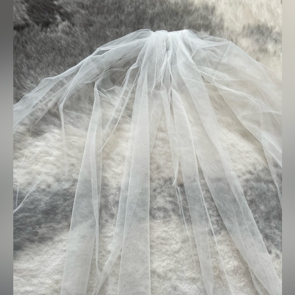 Designer Ivory Fingertip Wedding Veil - Picture 8 of 8